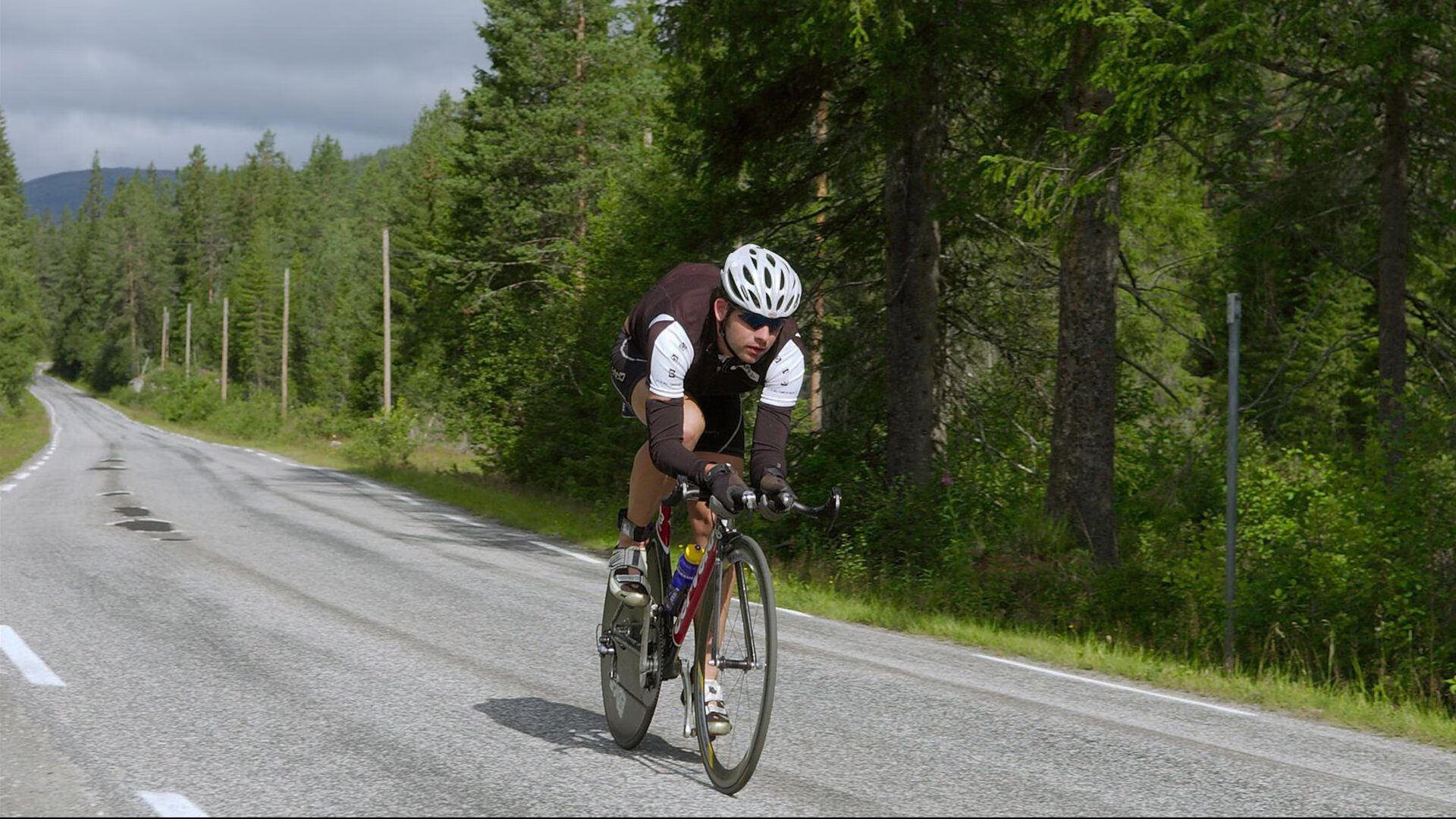 关键战中，他多次用冷静的罚球锁定胜局，成为“铁血”队伍的稳定器！