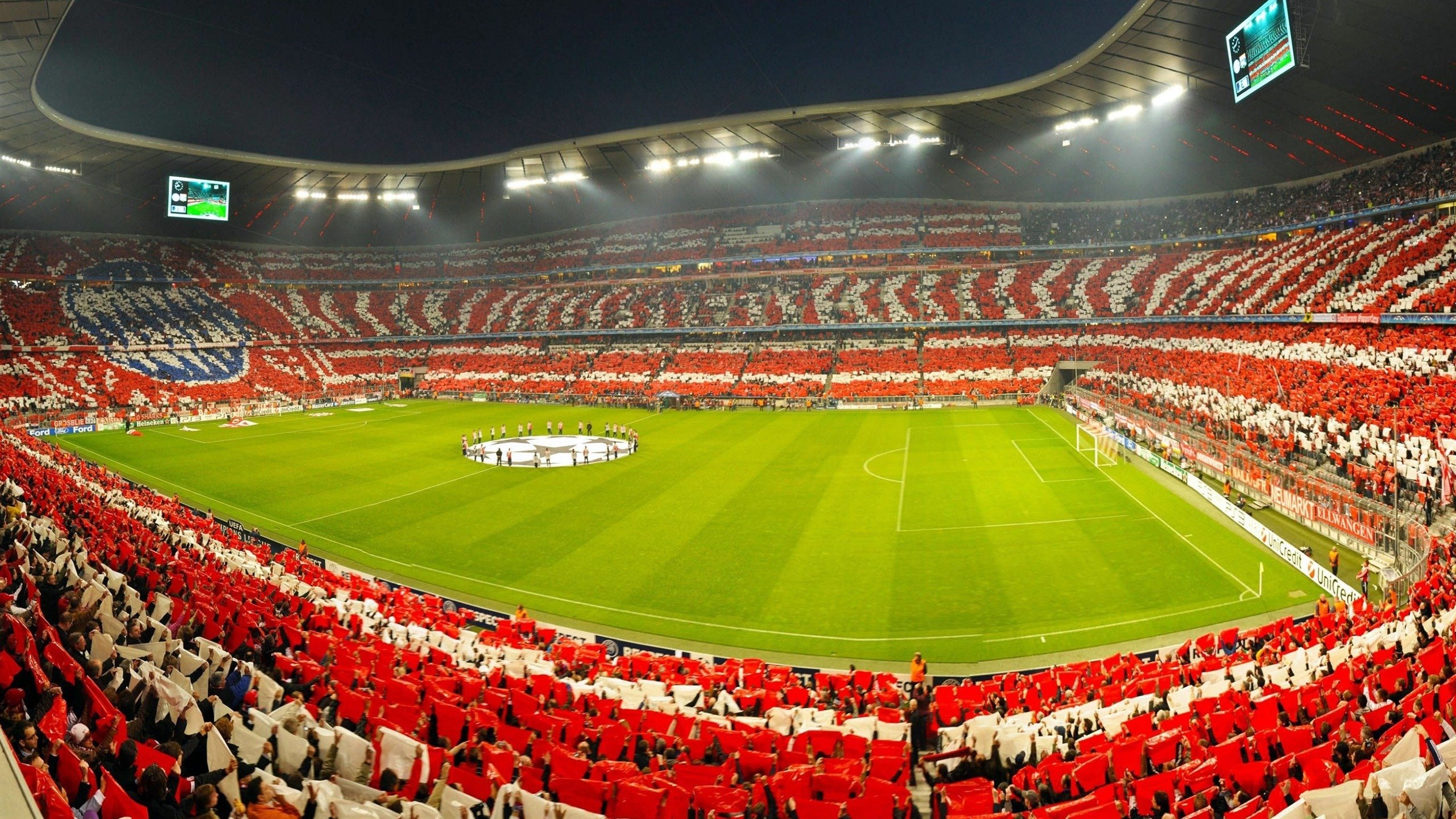 战火重燃，球场上的激情斗志点燃观众热情，激烈的球赛片段描写